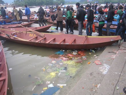 ​  Xả rác bừa bãi tại lễ hội chùa Hương năm 2011
